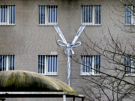 Hoe verbouw je een gevangenis... met de gevangenen er nog in?