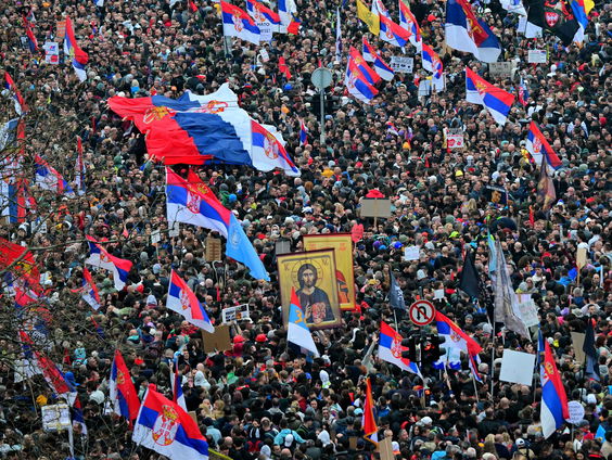 Waarom de EU Servische demonstranten niet in de steek moet laten