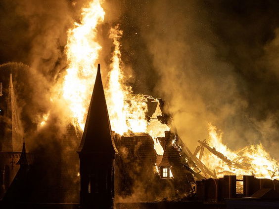 Brand verwoest Vondelkerk in Amsterdam, huizen ontruimd vanwege vonkenregen
