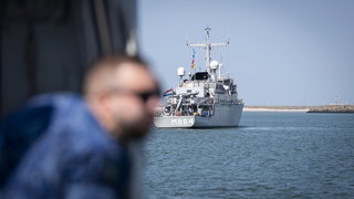 Nederlandse mijnenjager op NAVO-missie: ‘Dit schip is al 40 jaar oud’