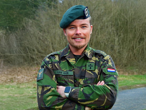 Bart is muzikant en geestelijk verzorger in het leger
