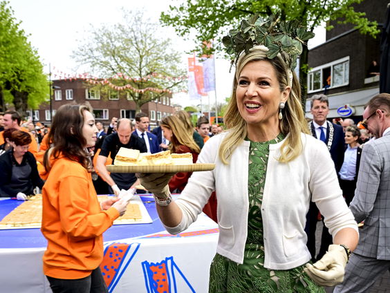 Koning krijgt voor zijn verjaardag een reuze tompouce