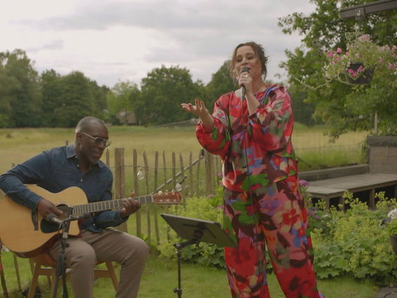 Artiesten steken nabestaanden MH17 hart onder de riem in tv-programma 'NOS MH17 Muziek als troost''