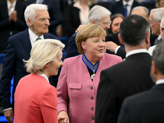 Waarom krijgt Merkel een lintje in het Europees Parlement?