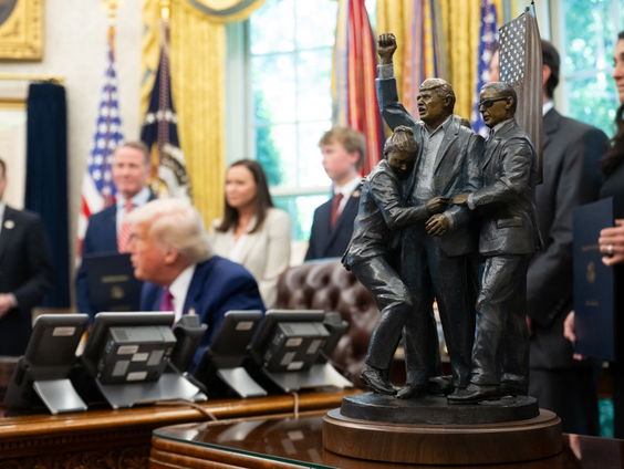 Trump maakt kunst van het moment dat hij werd beschoten