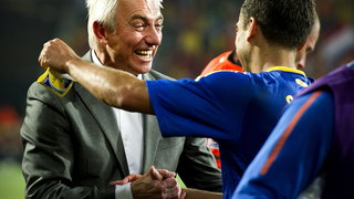 Bert van Marwijk helpt mensen met dementie om voetbalherinneringen op te halen