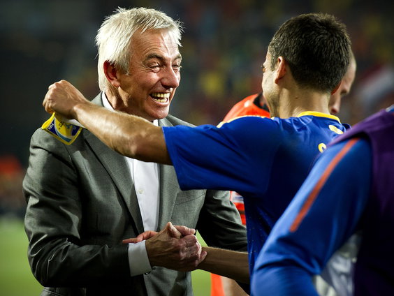 Bert van Marwijk helpt mensen met dementie om voetbalherinneringen op te halen