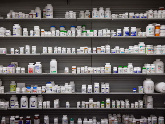 Dure, ongebruikte medicijnen belanden door nieuwe proef minder vaak in de prullenbak