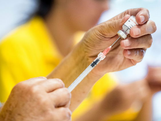 Waarom gaat de leeftijdsgrens voor de coronavaccinatie omhoog naar 70 jaar?