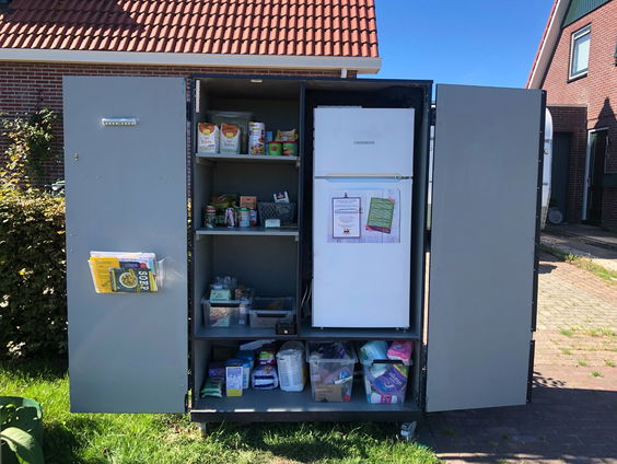 Het is een komen en gaan bij de deelkast van Laura