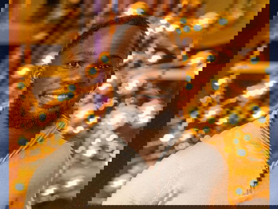 Faysal begroet iedereen op straat met een lach in strijd tegen polarisatie