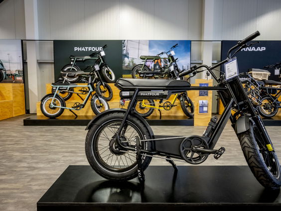 Kabinet onderzoekt helmplicht voor jongeren op elektrische fietsen