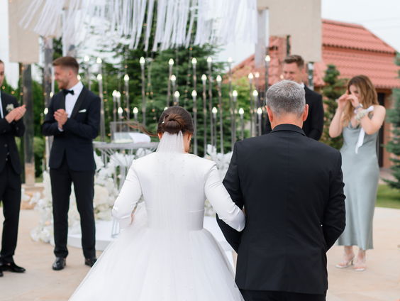 Een vader die zijn dochter naar het altaar brengt: is dat achterhaald?