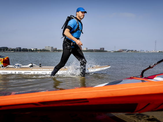 Merijn gaat meer dan duizend kilometer suppen tegen plasticvervuiling