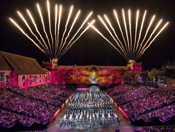 Fietsend muziekkorps steelt de show in Zwitserland
