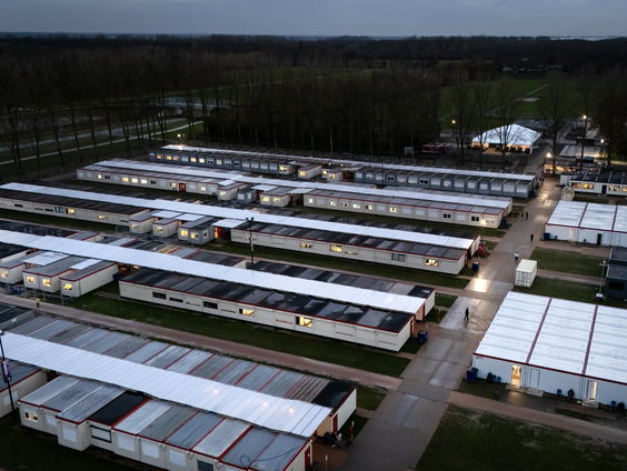 Wat moet er gedaan worden aan de muurvaste opvang van asielzoekers?