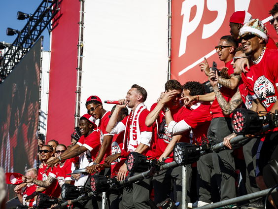 Hoe kan een elftal periodes van groot succes afwisselen met periodes van groots falen?