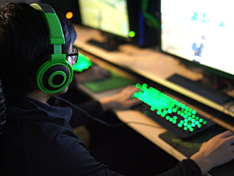 Fatihya Abdi en Georgia Oost over de gruweldaden onder kinderen op gameplatforms