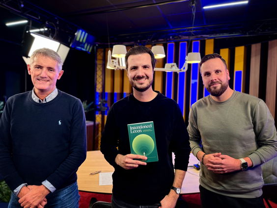 Hoe leid je een leven met meer focus en geluk? Ernst-Jan Pfauth deed 9 jaar onderzoek