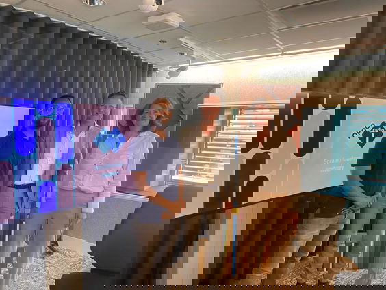 Minister van Oplossingen over asielzoekers aan het werk