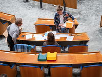 Er komen meer vrouwen dan ooit in de Tweede Kamer. Hoe zijn de meningen hierover verdeeld?