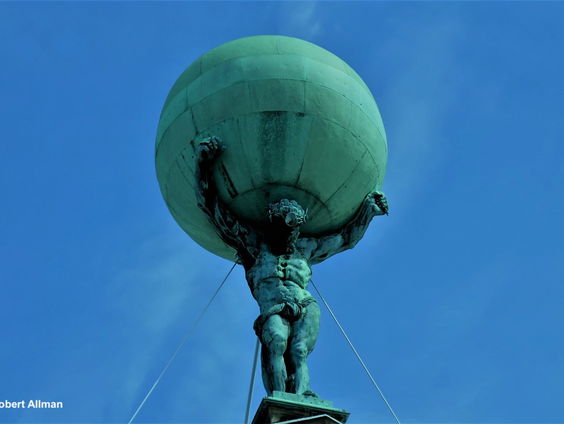 De iconische titaan op het paleis in Amsterdam