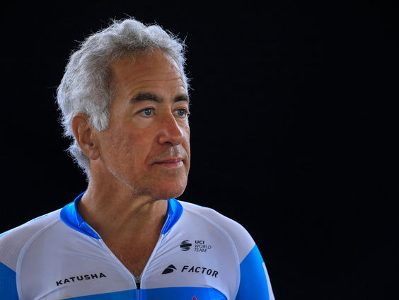 Wie is de zakenman Sylvan Adams?