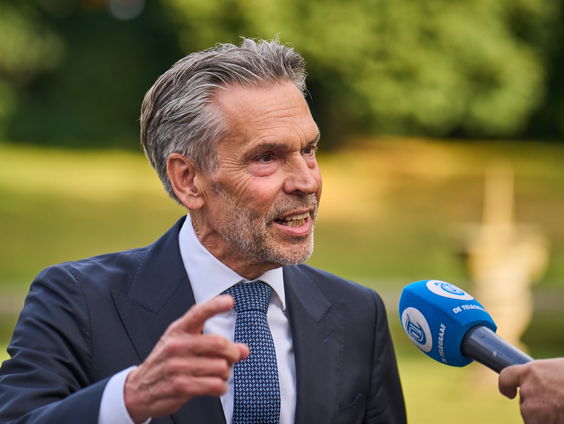 Premier Schoof wil telefoonverbod uit angst voor spionage