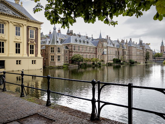 Nieuwsforum: kabinetsleden onder vuur, vertrouwenscrisis en een gat van vijf miljard