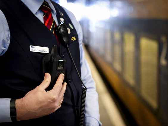 Is een bodycam dé oplossing tegen geweld in de trein?