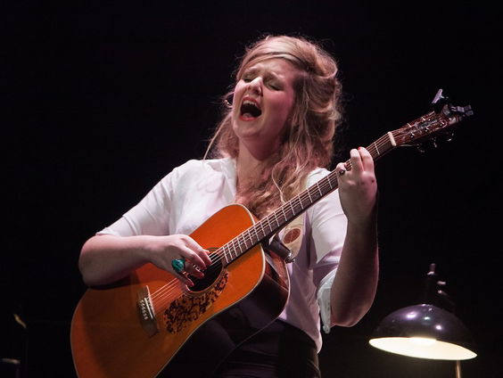Kleinkunstenaar Elke Vierveijzer deelt haar diepste driften op het podium