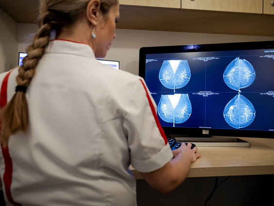 Petitie borstkankeronderzoek aangeboden: 'Laat vrouwen niet in onwetendheid'