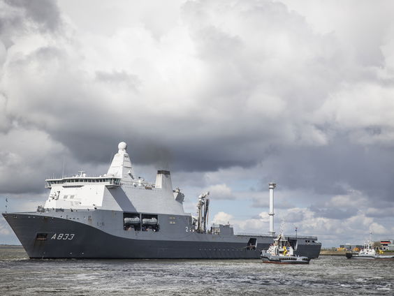 Marineschip Karel Doorman na maanden op de Rode Zee weer terug in Nederland