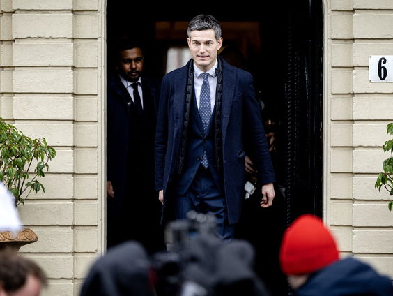 Hoe reageert de Nederlandse regering op de ontwikkelingen in het Midden-Oosten?