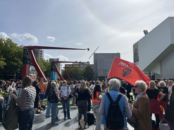 Reportage over de mars tegen femicide in Rotterdam: "genoeg is genoeg"