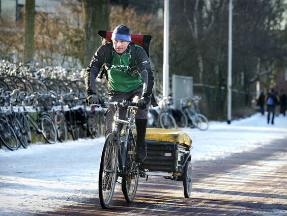 Waarom zijn veel fietskoeriers hoogopgeleid en wat zegt dat over de arbeidsmarkt?