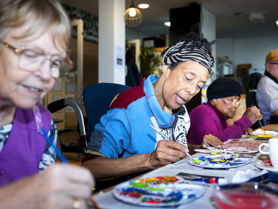 Hoe dagelijkse gewoontes ouderen kunnen helpen aan structuur en energie