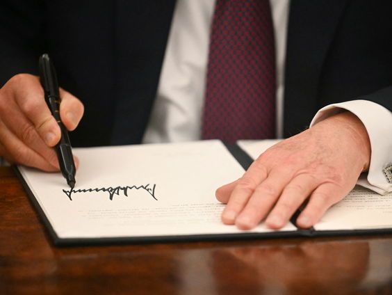 Hoe zullen de decreten van Donald Trump uitgevoerd worden?