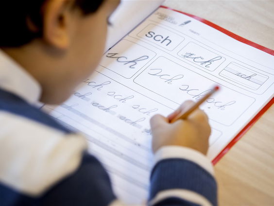Stand.nl: 'Álle leerlingen moeten op de basisschool fatsoenlijk leren schrijven'