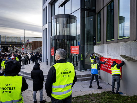 Tijdens Amsterdam Pride geen taxi's van Uber en Bolt door staking