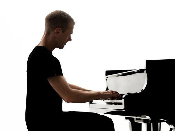 Dj Armin van Buuren speelt zelf piano op zijn nieuwe album 'Piano'