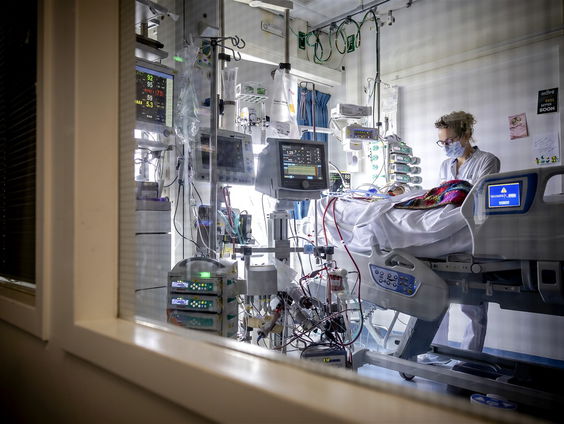 Muziektherapeut Eline van der Veen speelt gitaarmuziek op de IC