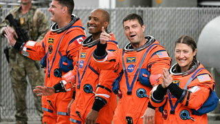 Voor het eerst in 50 jaar weer rond de maan