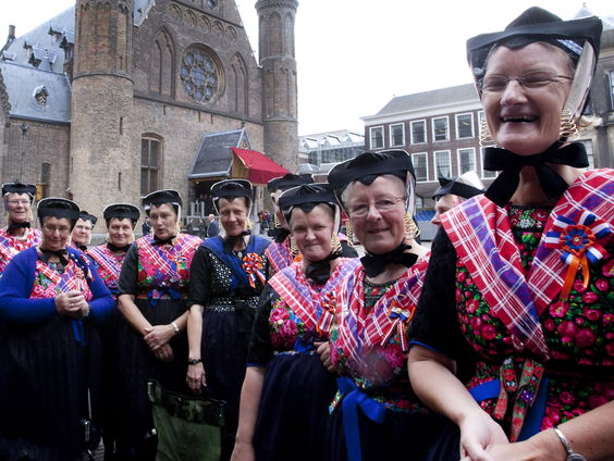 Na 25 jaar langs de kant op Prinsjesdag mogen dames uit Staphorst de Troonrede bijwonen