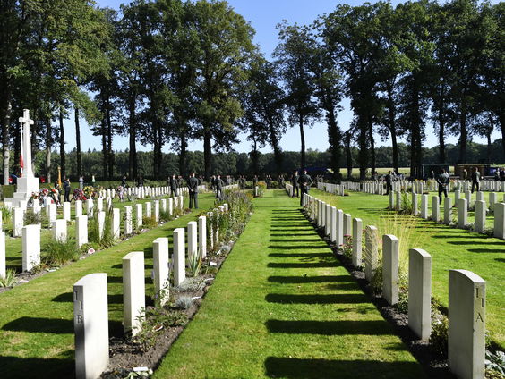 Twee Britse militairen herbegraven op Airborne begraafplaats in Oosterbeek
