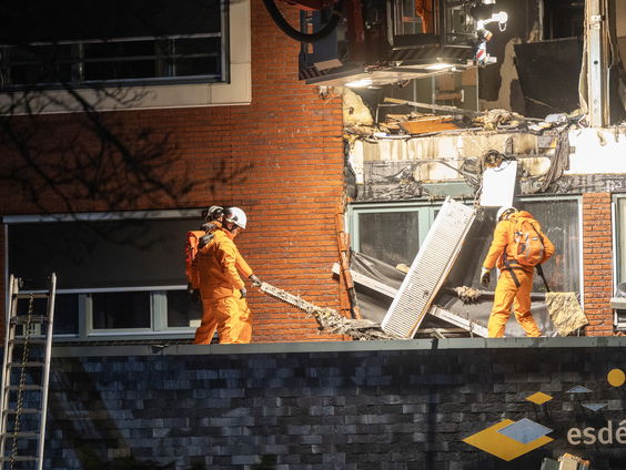 Deel gevel flat Heerhugowaard weg door explosie, gewonden en aanhoudingen minderjarigen