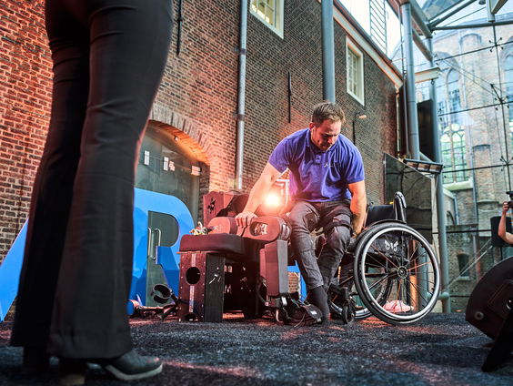 TU Delft ontwikkelt nieuw exoskelet voor mensen met een dwarslaesie