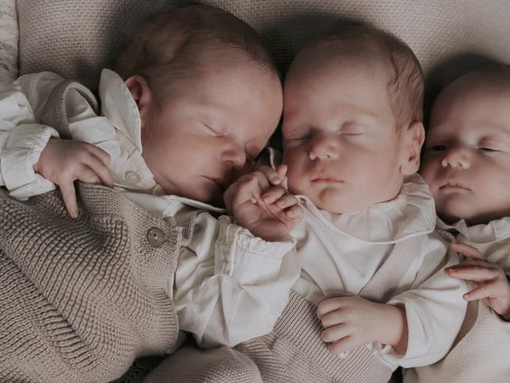 Mieke en Cora zijn allebei moeder van een drieling: 'Het is flink aanpoten'