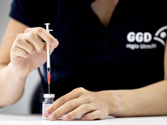 Risicogroepen ontvangen uitnodiging voor boosterprik corona