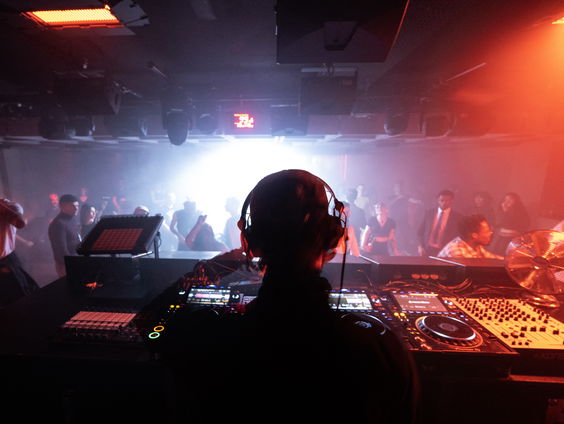 Dj's met gehoorschade brengen speciaal nummer 'Can You Hear Me' uit